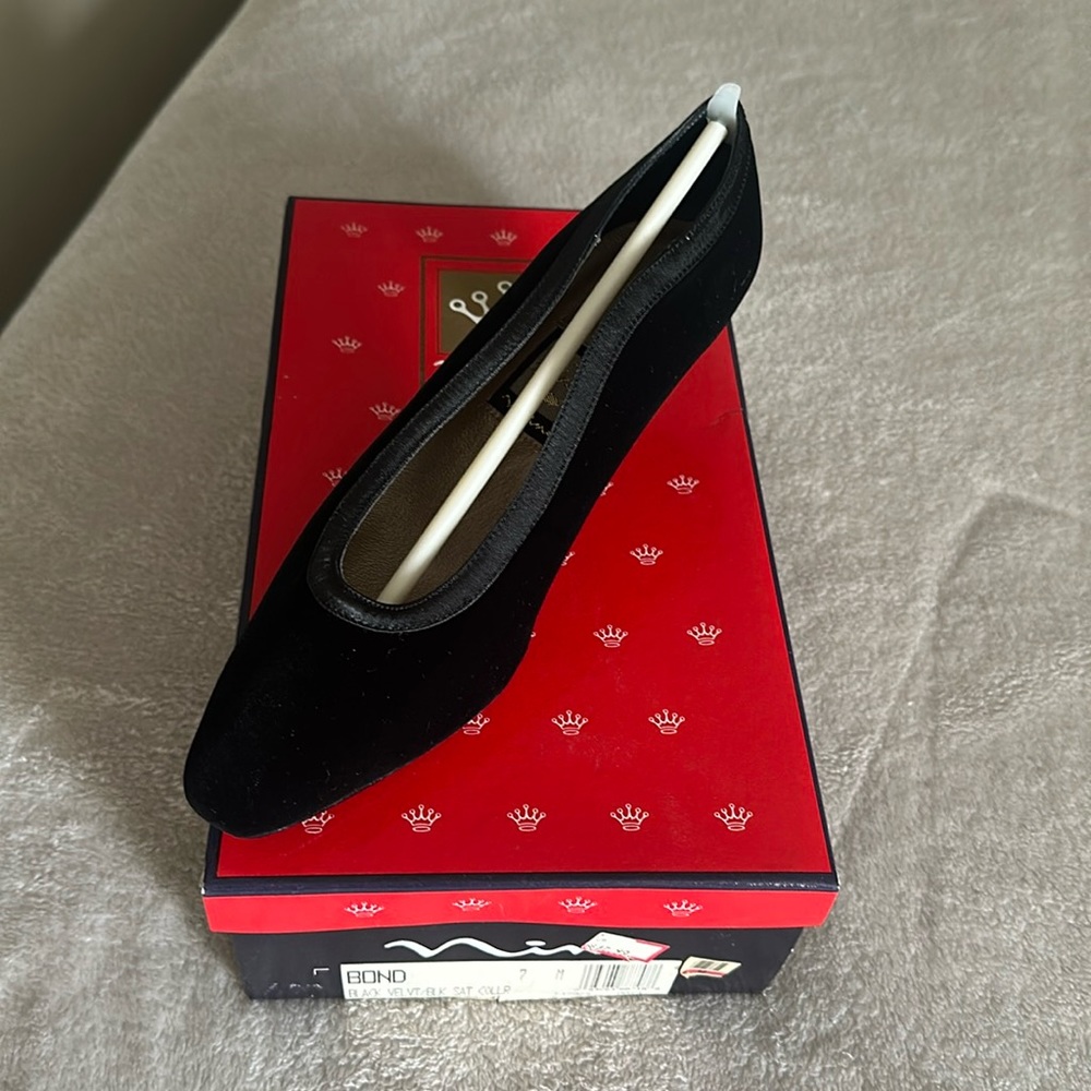 New Nina black velvet pump